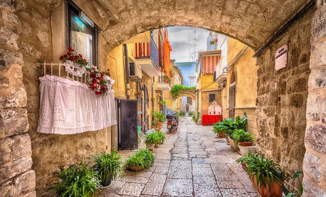 Rua histórica europeia ao entardecer