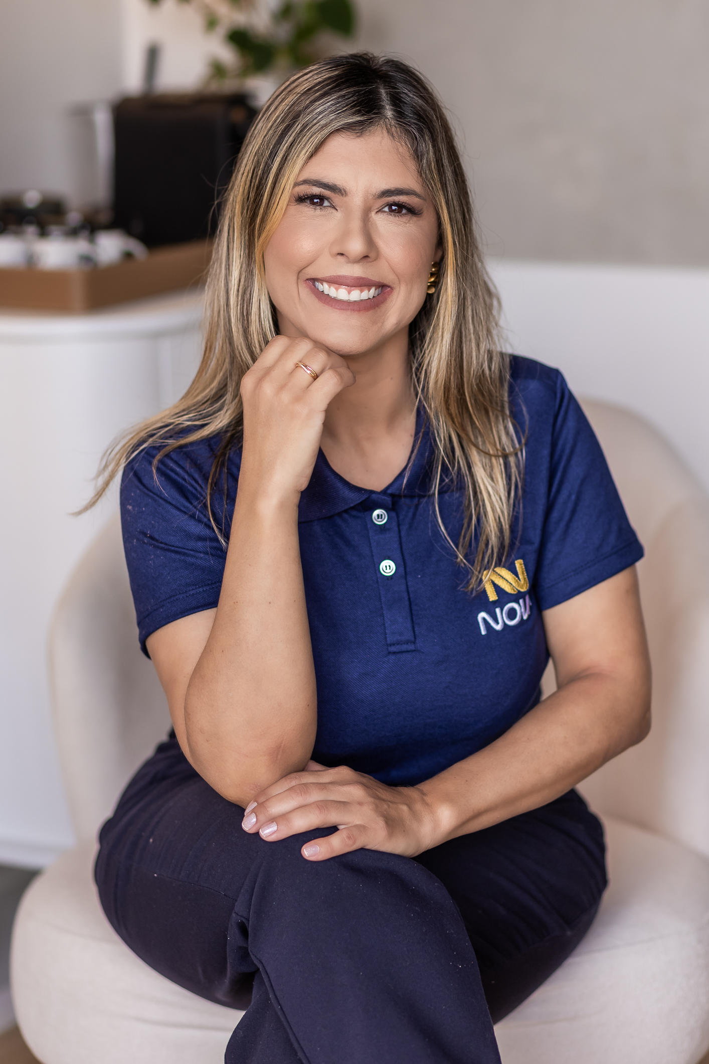 Consultora e cliente conversando sobre documentos