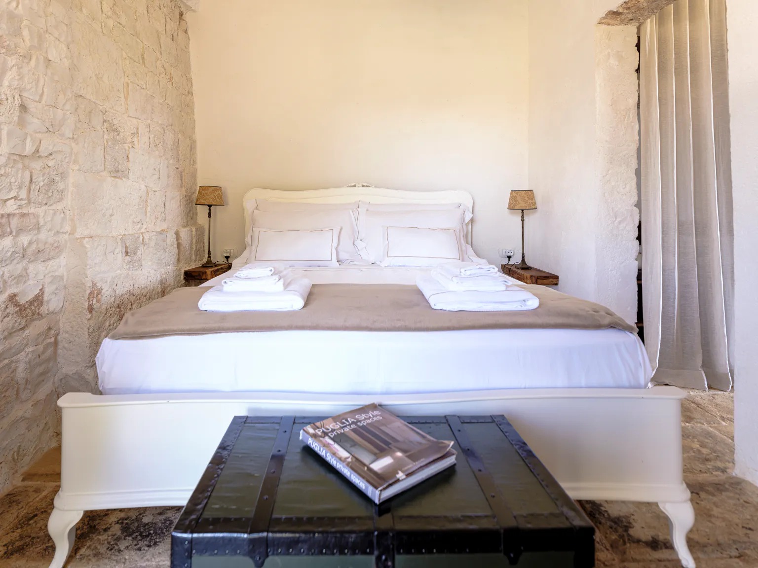 Quarto de hotel de design com luz natural