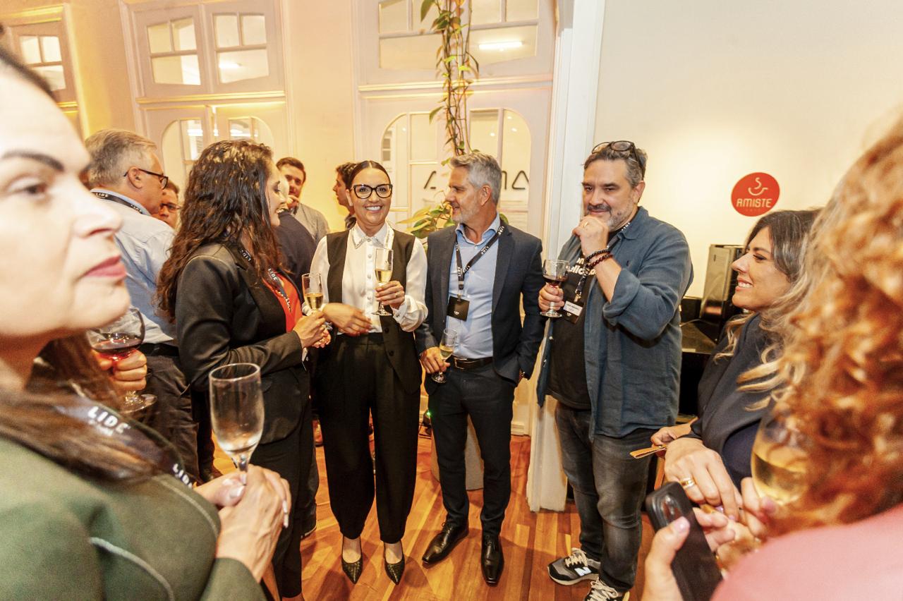 Grupo celebrando ao final de uma viagem de incentivo