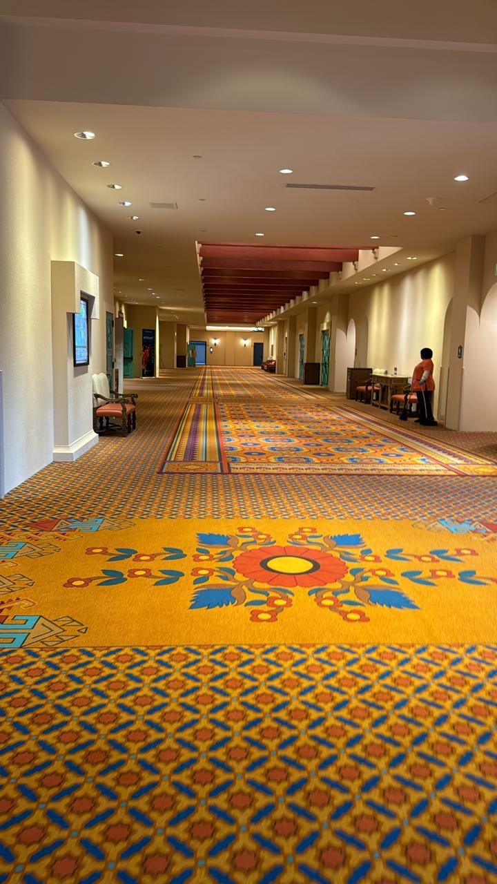 Foyer de um centro de convenções contemporâneo