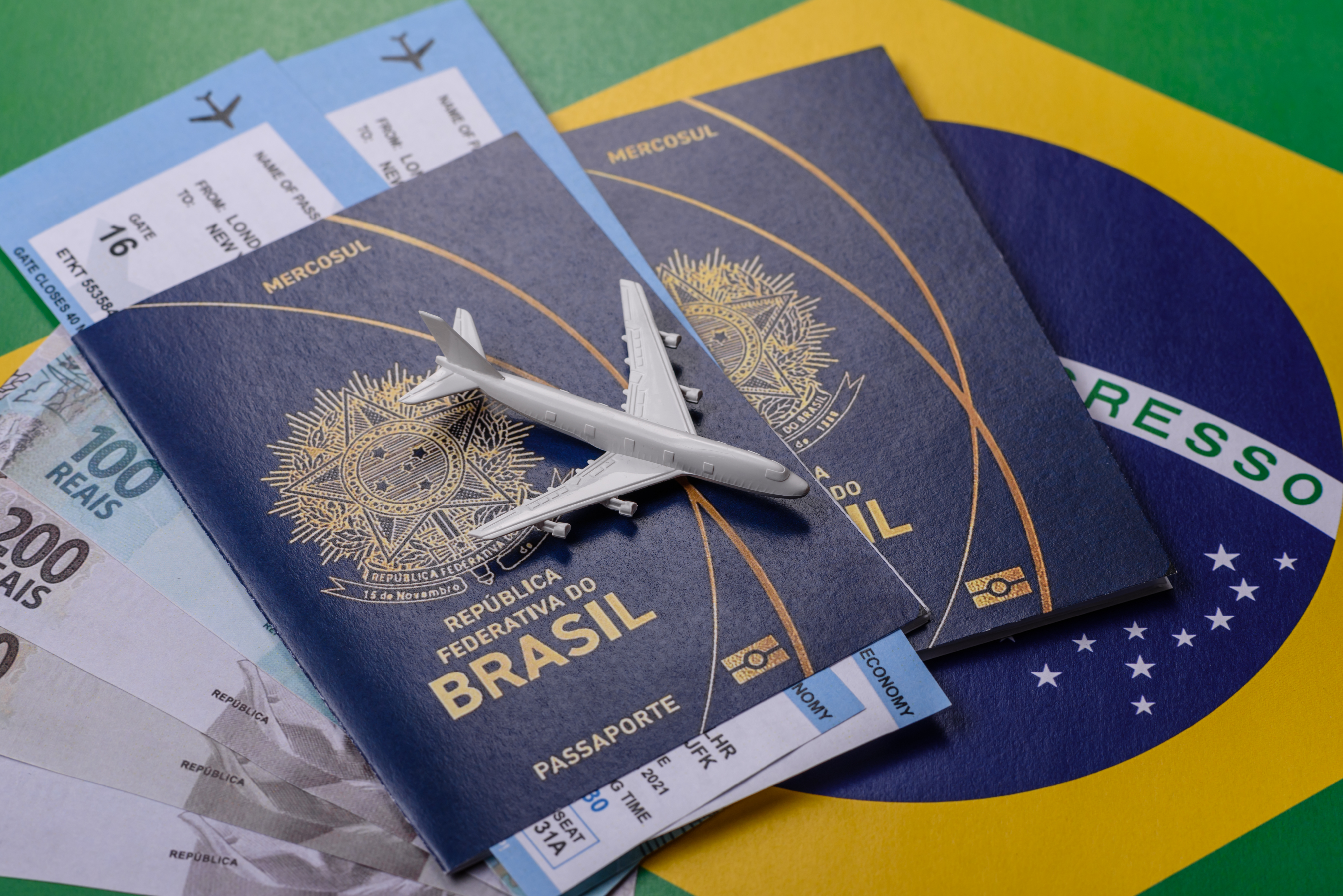 Detalhe de mãos segurando passaporte