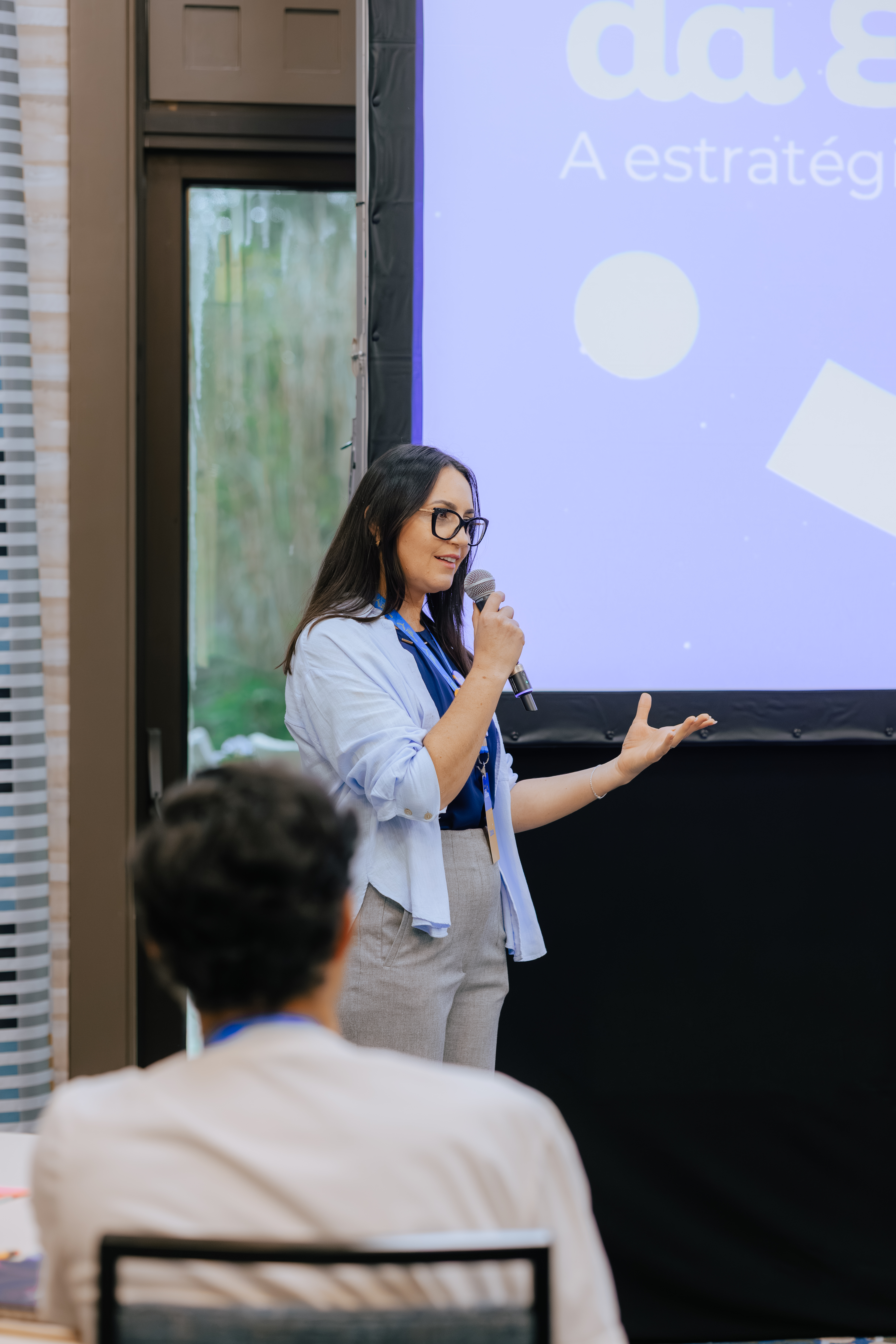 Revisão de roteiro impresso com o cliente