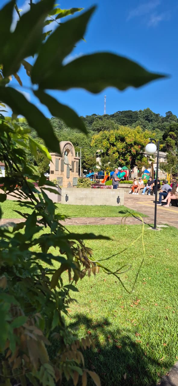 Participantes conversando ao ar livre