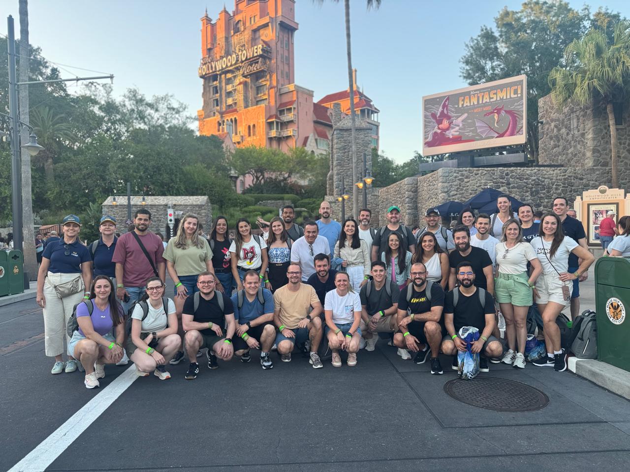 Grupo de participantes caminhando por Orlando ao anoitecer