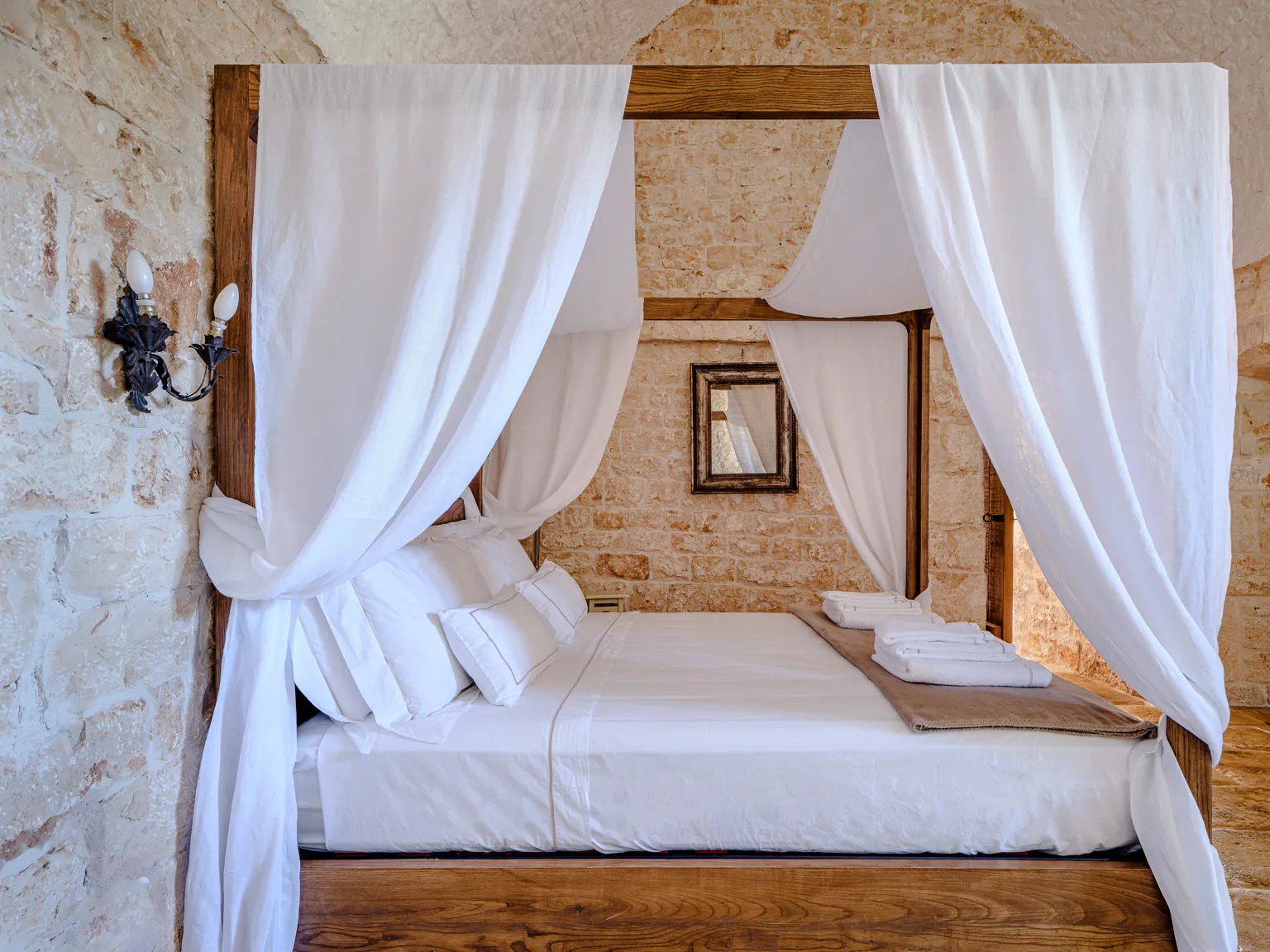 Quarto de hotel de design com texturas naturais e luz suave pela janela