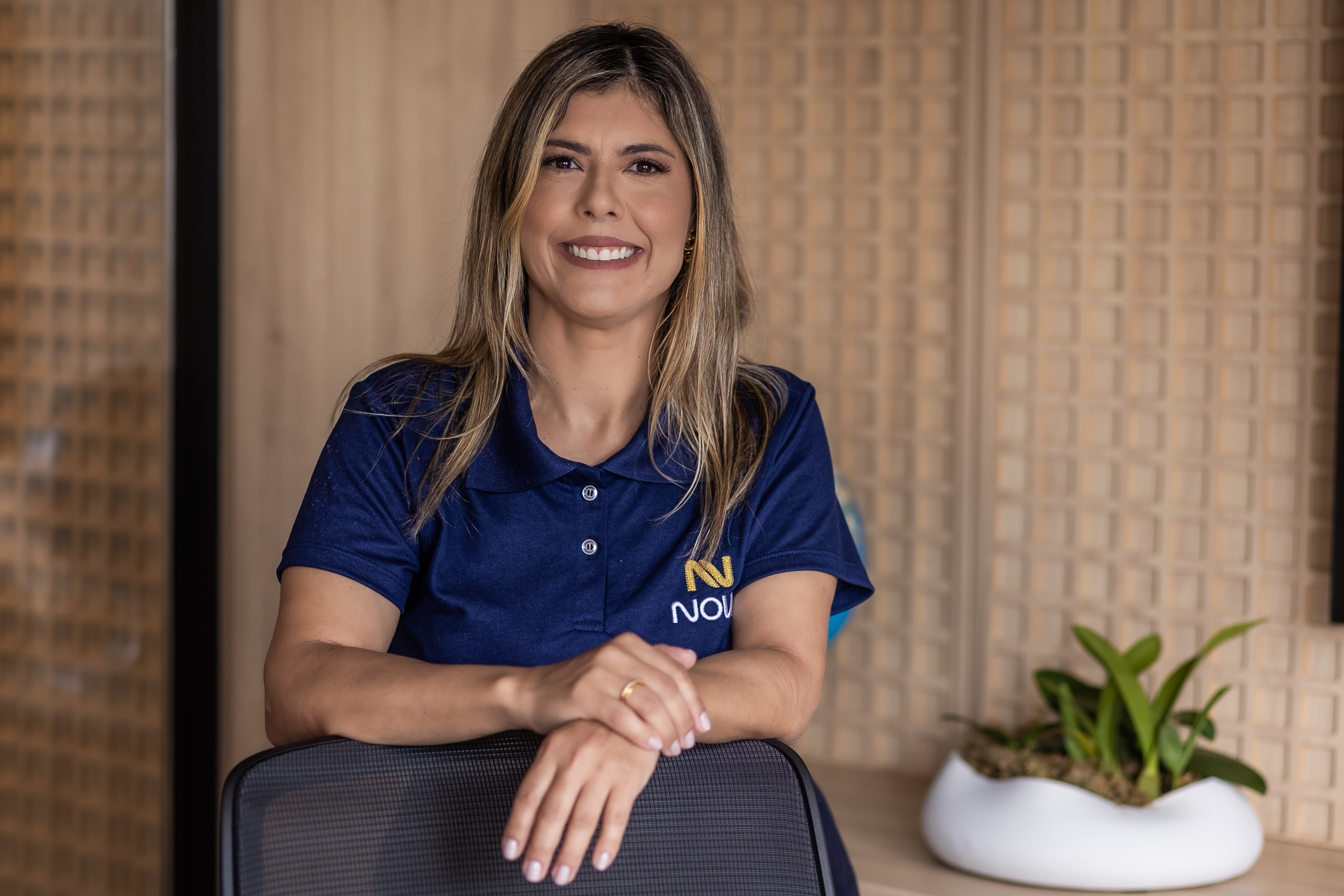 Consultora e cliente conversando com calma sobre documentos em uma mesa de trabalho