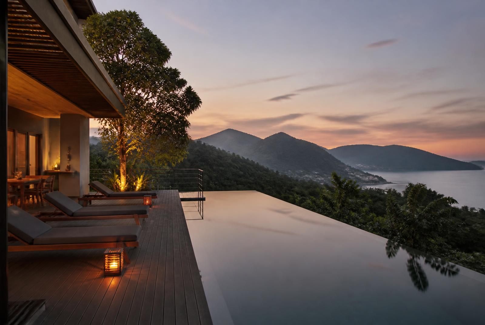 Deck de hotel de design com vista para as montanhas no fim da tarde