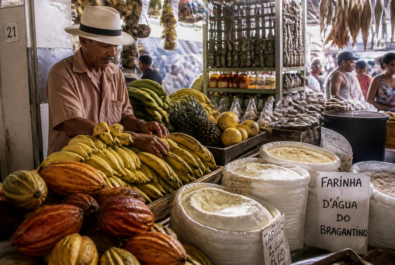 Mercado municipal com frutas e farinhas