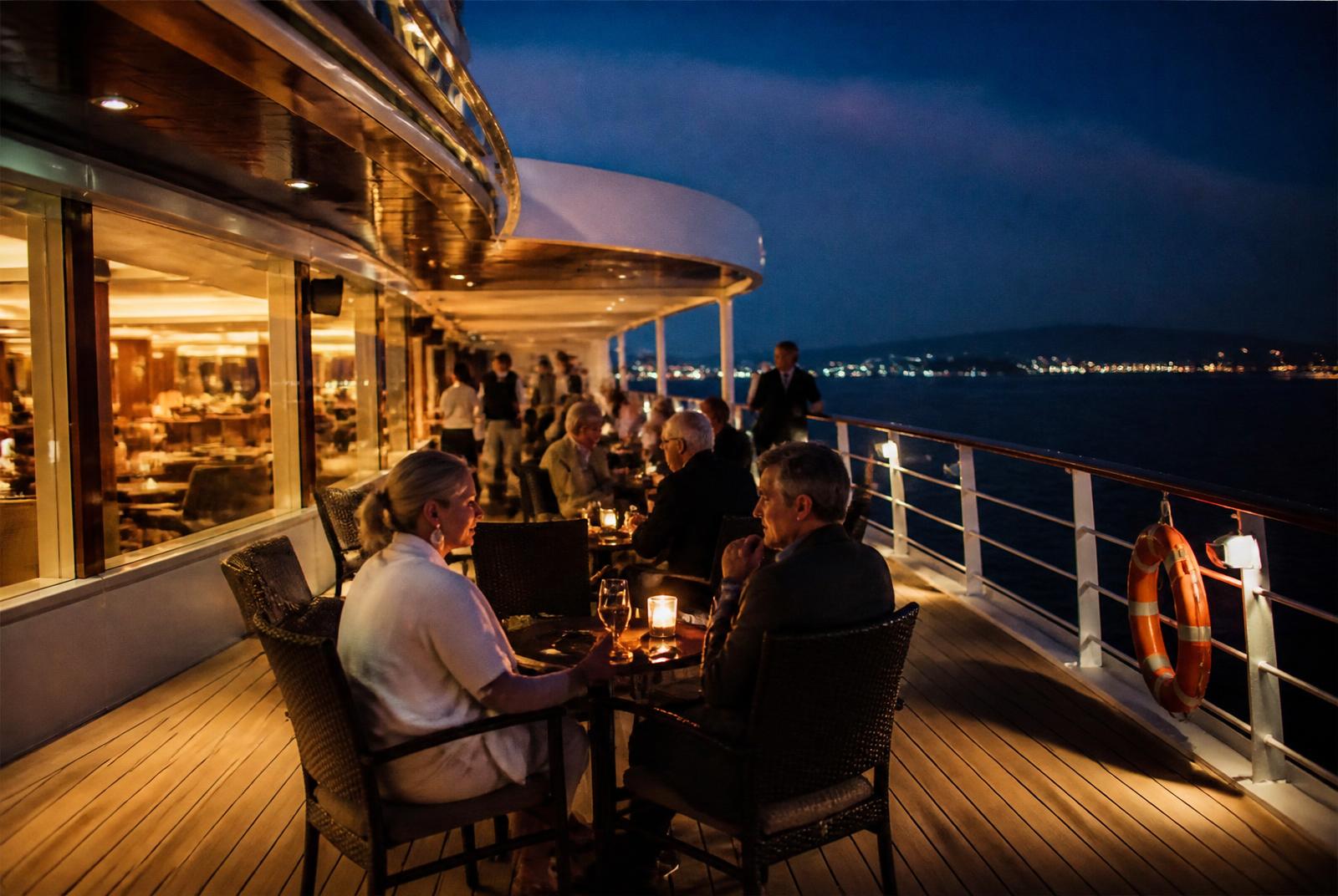 Deck externo iluminado à noite