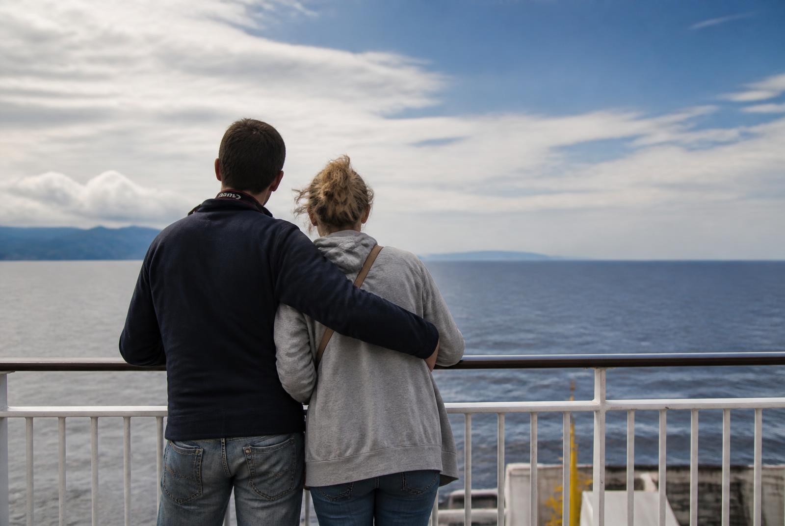 Casal observando o mar a partir do deck do navio