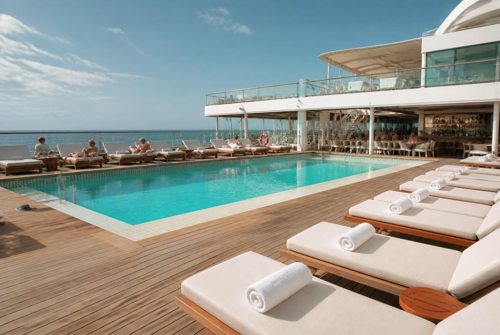 Área de piscina do navio em dia de sol